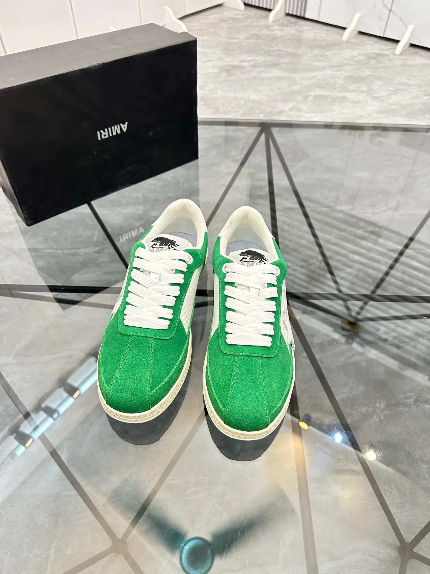 Men's shoes: 💰P420¥ Product trademark: AMIRI* "Amir*" low-top casual shoes Regular size: 38-45 (can be customized to 46) Product material: imported nubuck leather upper, breathable lining, original outsole. Number: 001